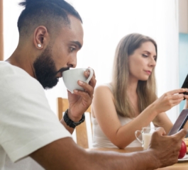 A Geração Exausta : Como o Uso Excessivo de Celular Está Drenando Sua Saúde Mental